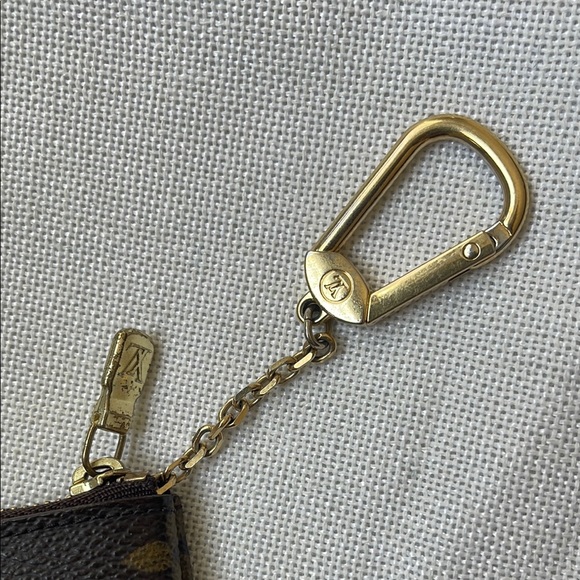 SOLD!!!! Louis Vuitton Monogram Key Pouch - Picture 5 of 16